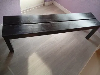 Banco de madera oscuro