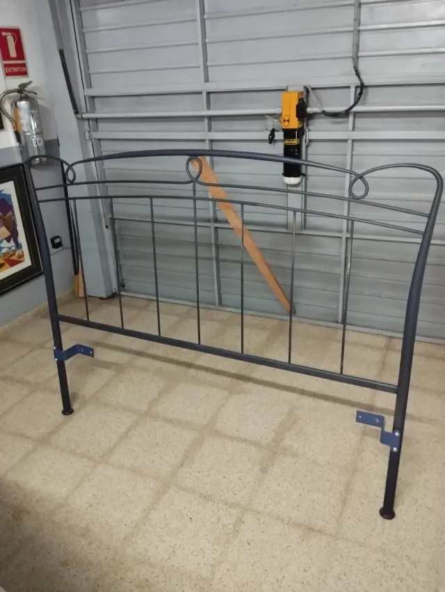 Cabezal de cama de metal negro y azul oscuro