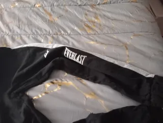 Pantaloni Everlast neri e grigi