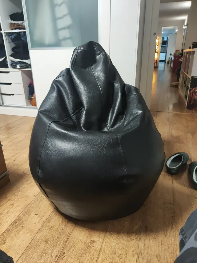 Puff pera negro cuero sintético