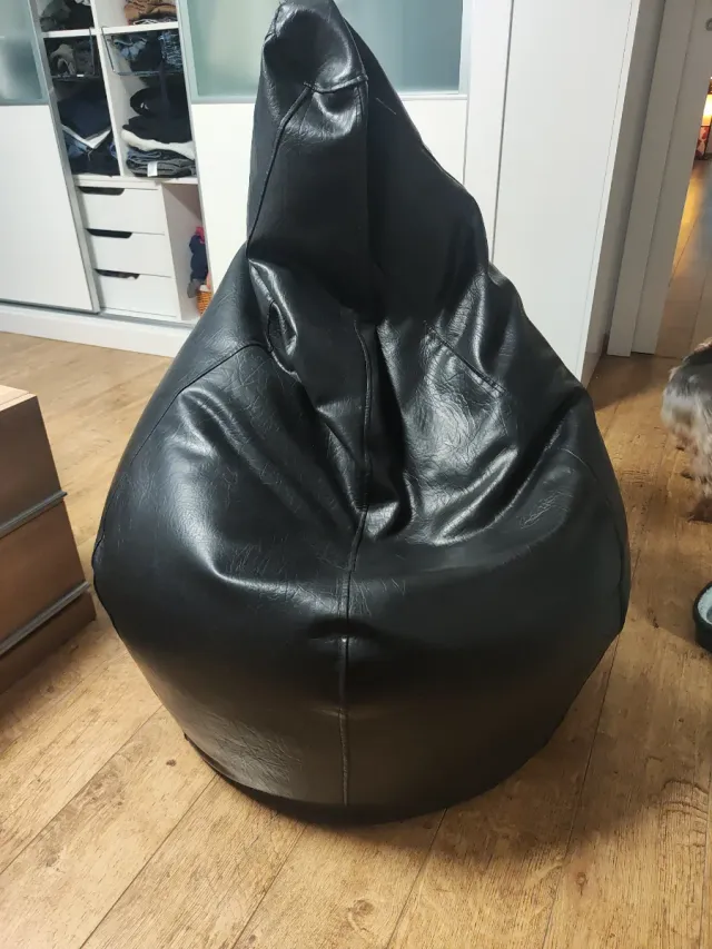 Puff pera negro cuero sintético