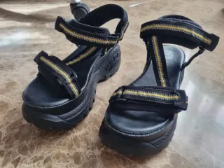 Sandalias Plataforma Negra y Amarilla