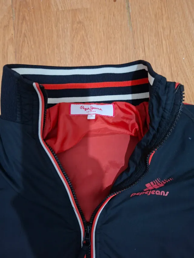 Chaqueta Pepe Jeans Negra y Roja