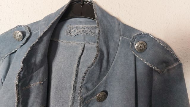 Chaqueta azul con adorno de botones