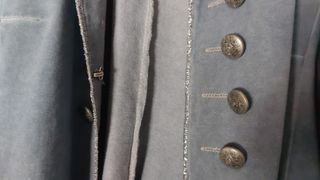 Chaqueta azul con adorno de botones