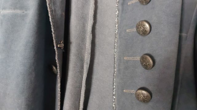 Chaqueta azul con adorno de botones