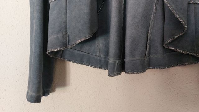 Chaqueta azul con adorno de botones