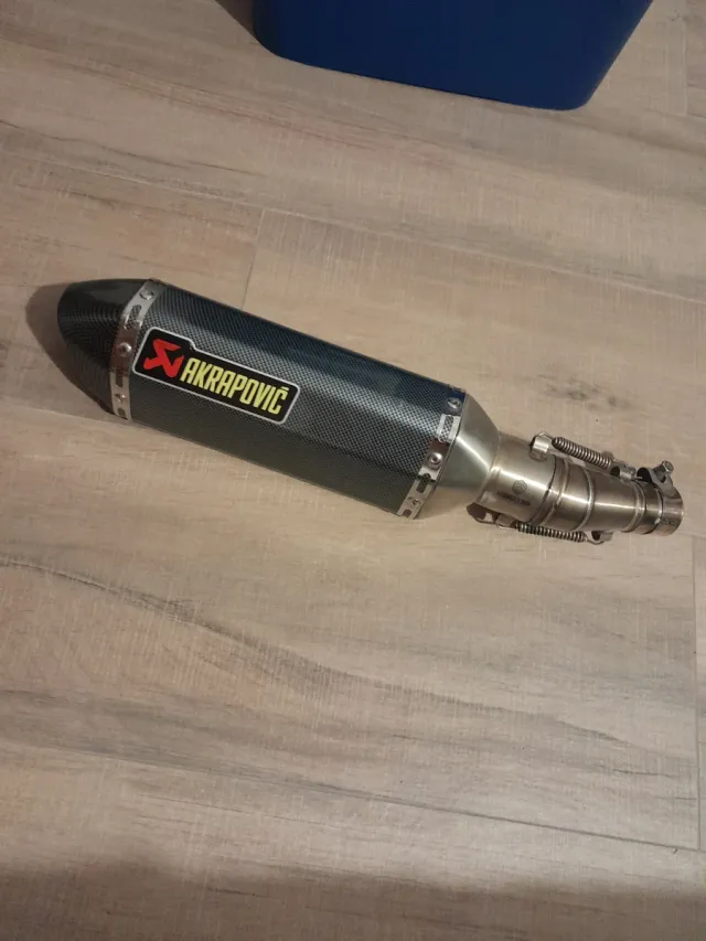 Escape Akrapovic Carbono