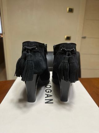 Tronchetto Hogan scamosciato tacco lucido