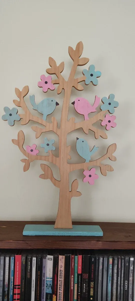 Árbol de madera decorativo con pájaros
