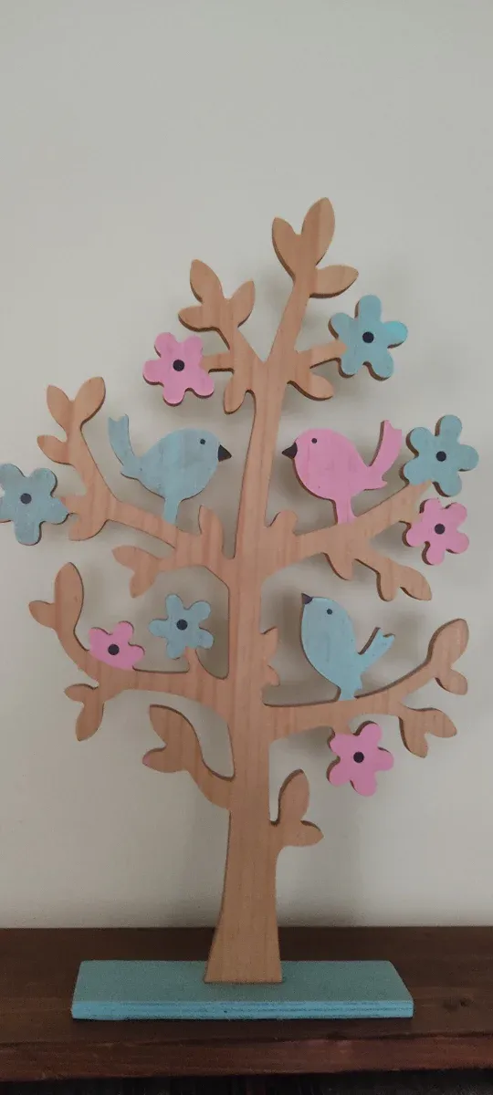 Árbol de madera decorativo con pájaros