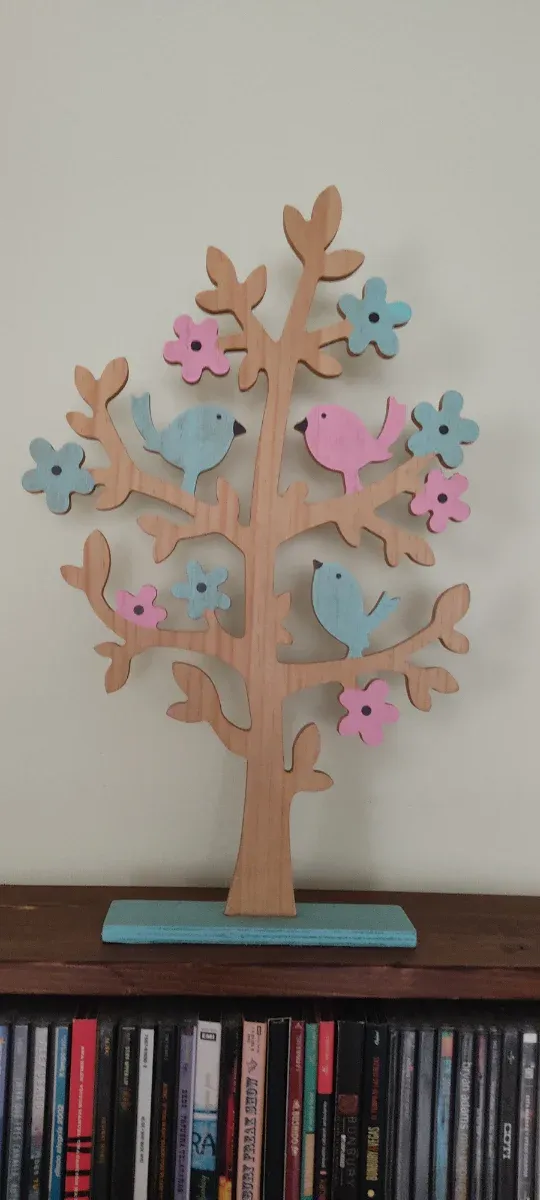 Árbol de madera decorativo con pájaros