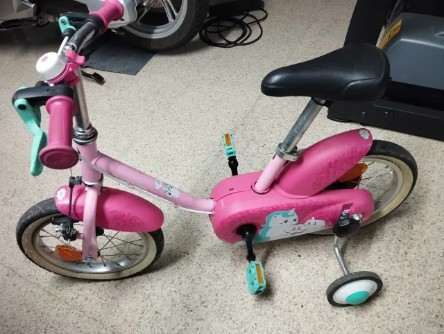Bicicleta infantil rosa con ruedines