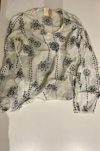 Blusa blanca bordada negro y brillo