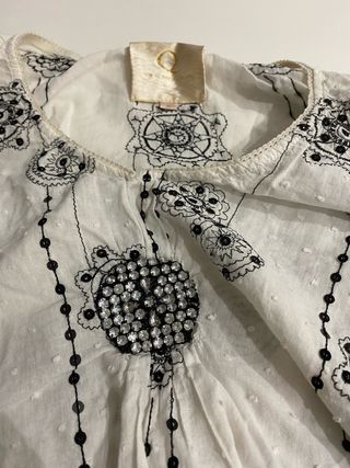 Blusa blanca bordada negro y brillo