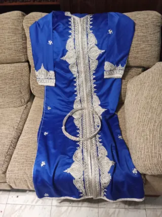 Vestido largo azul con bordados plateados