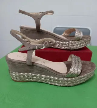 Sandalias Unisa Cuña Marrón y Dorado