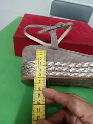 Sandalias Unisa Cuña Marrón y Dorado