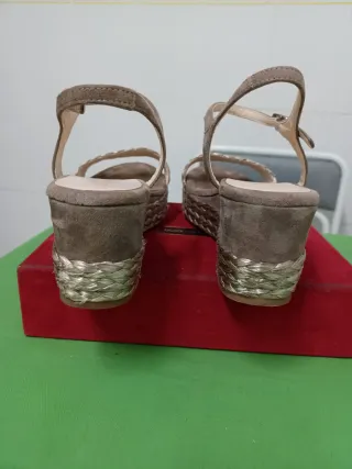 Sandalias Unisa Cuña Marrón y Dorado