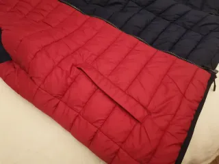 Chaleco acolchado reversible azul y rojo