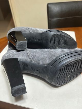 Tronchetto Hogan scamosciato con tacco lucido