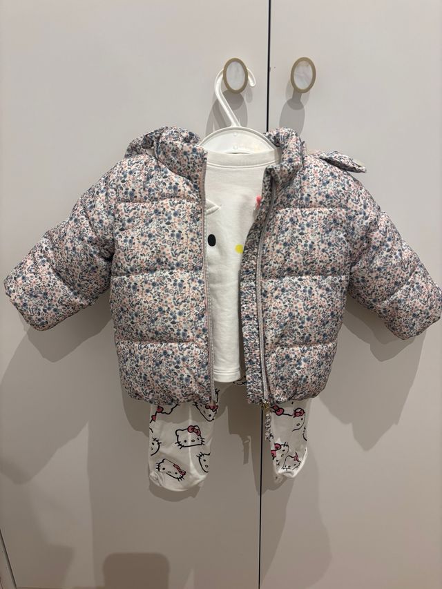 Conjunto Zara abrigo floral y pantalón Hello Kitty