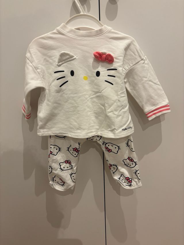 Conjunto Zara abrigo floral y pantalón Hello Kitty