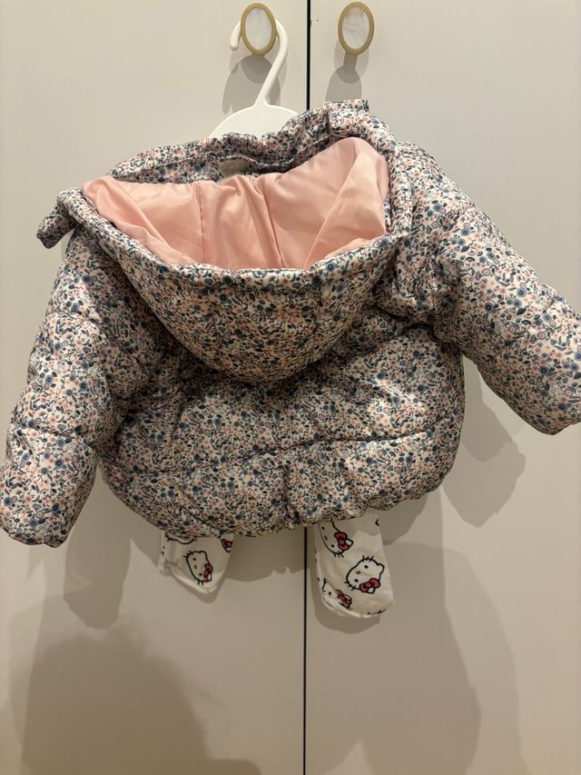 Conjunto Zara abrigo floral y pantalón Hello Kitty