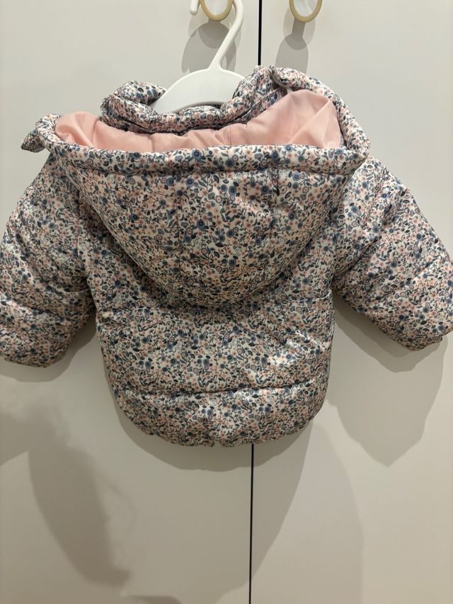 Conjunto Zara abrigo floral y pantalón Hello Kitty