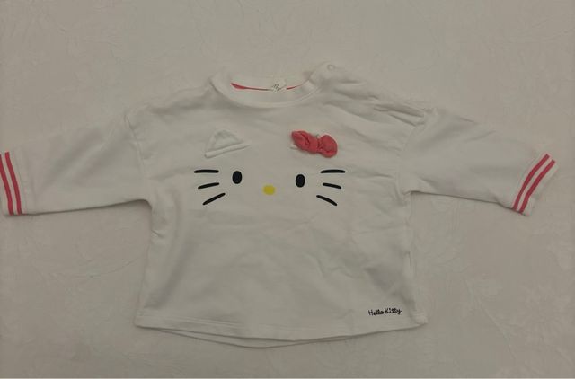 Conjunto Zara abrigo floral y pantalón Hello Kitty