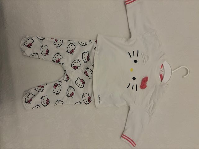 Conjunto Zara abrigo floral y pantalón Hello Kitty