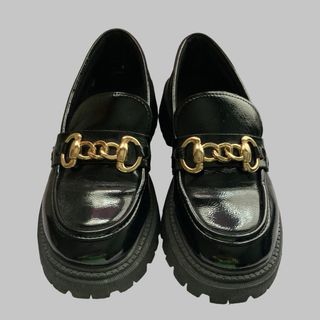 Mocasines negros con detalle dorado