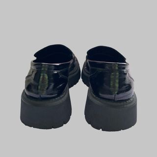 Mocasines negros con detalle dorado