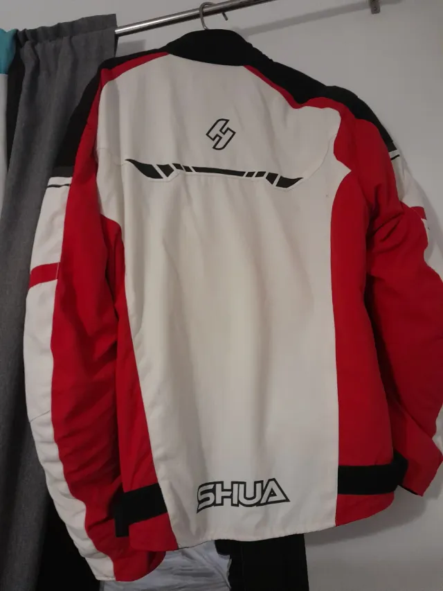 Chaqueta SHUA roja y blanca
