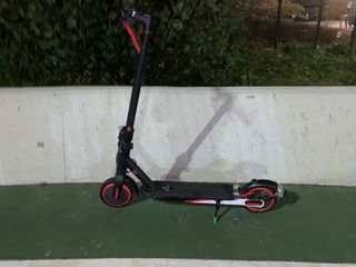 Patinete Eléctrico Negro y Rojo