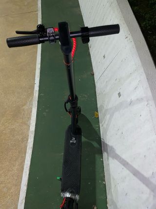 Patinete Eléctrico Negro y Rojo