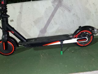 Patinete Eléctrico Negro y Rojo