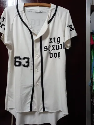 Camiseta estilo béisbol blanca