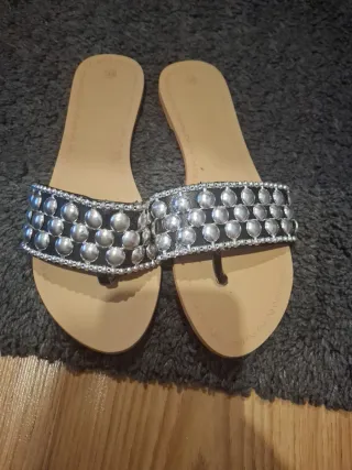 Sandalias planas adornadas talla 36