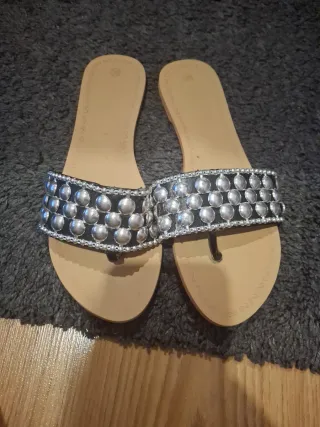 Sandalias planas adornadas talla 36