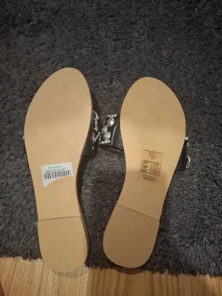 Sandalias planas adornadas talla 36