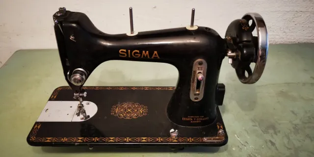 Máquina de coser Sigma modelo A con mueble.