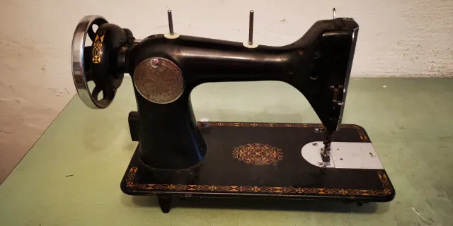 Máquina de coser Sigma modelo A con mueble.