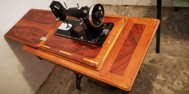 Máquina de coser Sigma modelo A con mueble.