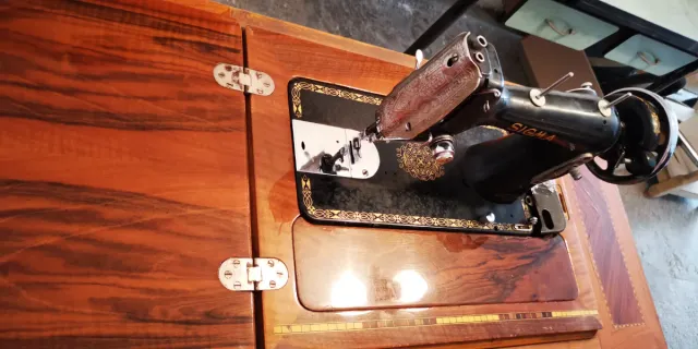 Máquina de coser Sigma modelo A con mueble.