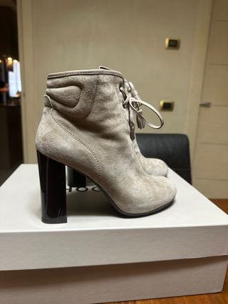 Tronchetto Hogan scamosciato con tacco lucido