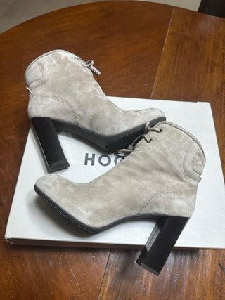 Tronchetto Hogan scamosciato con tacco lucido