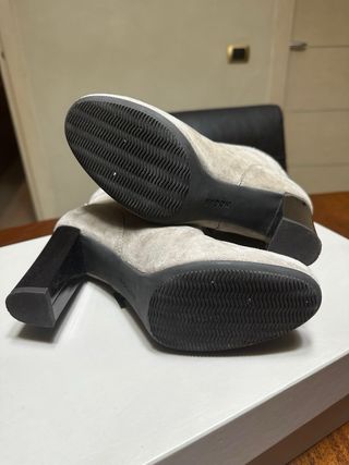 Tronchetto Hogan scamosciato con tacco lucido