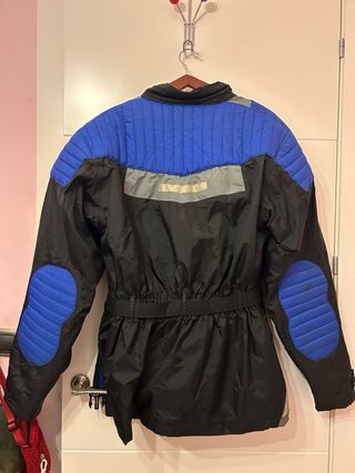 Chaqueta de moto negra y azul
