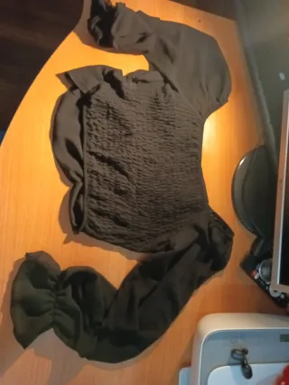 Camisa negra cuello bandeja con recogido